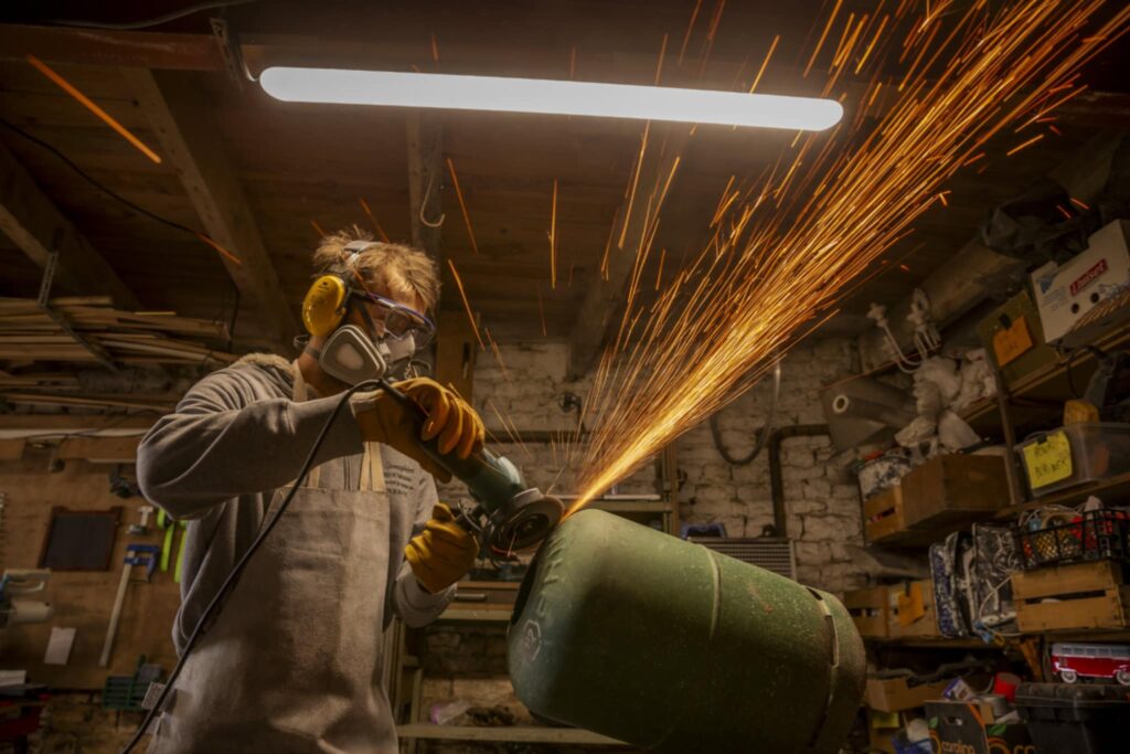 L'artisan fabricant de tongue drums dans son atelier à Niort et Larochelle, étape du meulage