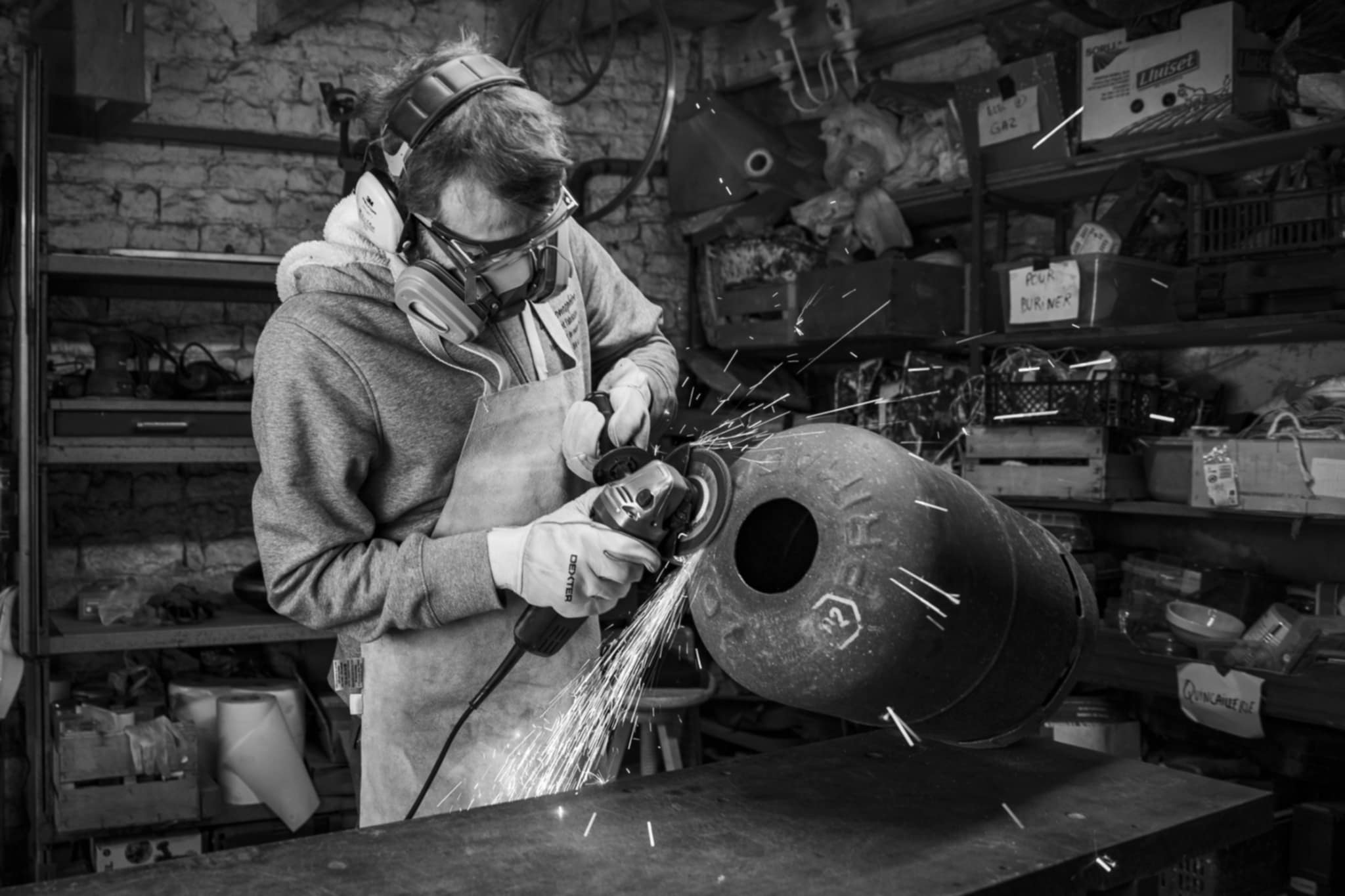 L'artisan fabricant de tongue drums dans son atelier à Niort et Larochelle, étape du meulage