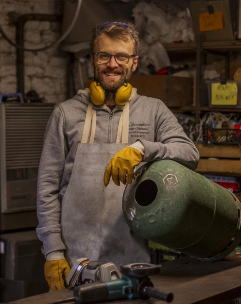 Portrait de l'artisan fabricant de tongue drums dans son atelier à Niort et Larochelle.