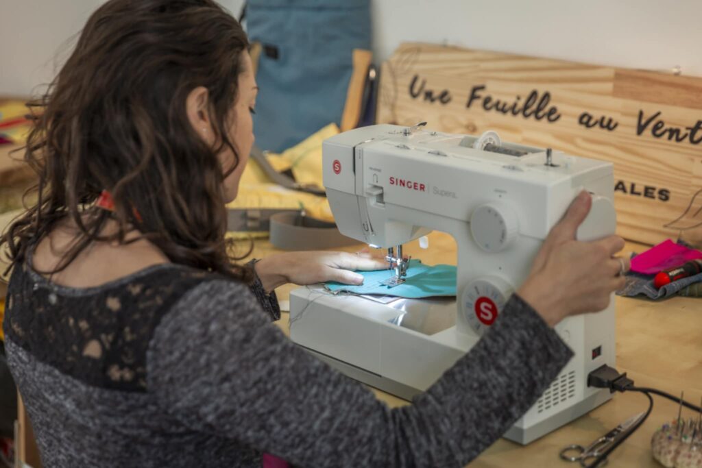 Couture d'une housse de transport artisanale pour tongue drum en tissu, étape de l'assemblage
