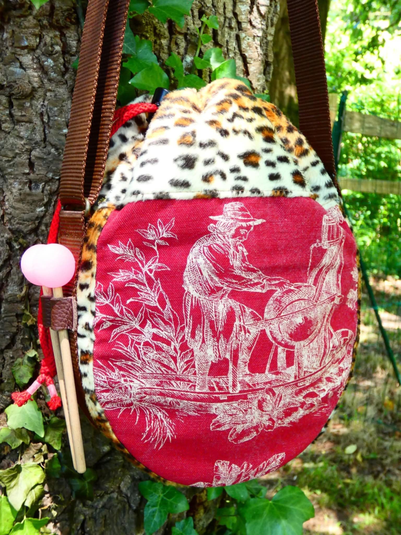 Housse de transport artisanale molletonnée "léopard" en tissus pour tongue drum 20cm (vue extérieur)