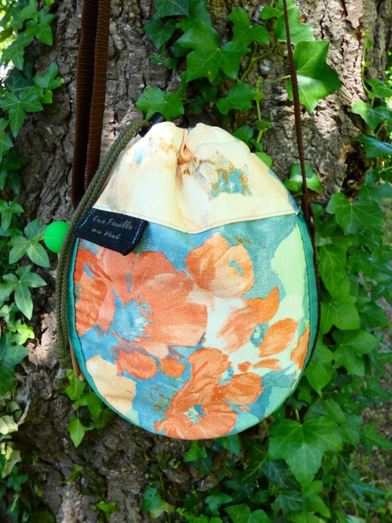 Housse de transport artisanale molletonnée "pastel" en tissus pour tongue drum 20cm (vue extérieur)