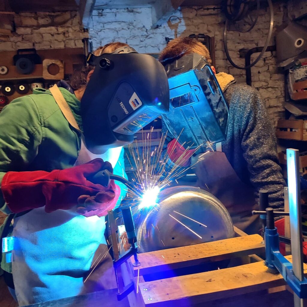 Stage de fabrication de tongue drum dans mon atelier, apprentissage de la soudure avec le stagiaire
