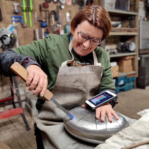 Stage de fabrication de tongue drum dans mon atelier, apprentissage de l'accordage avec le stagiaire