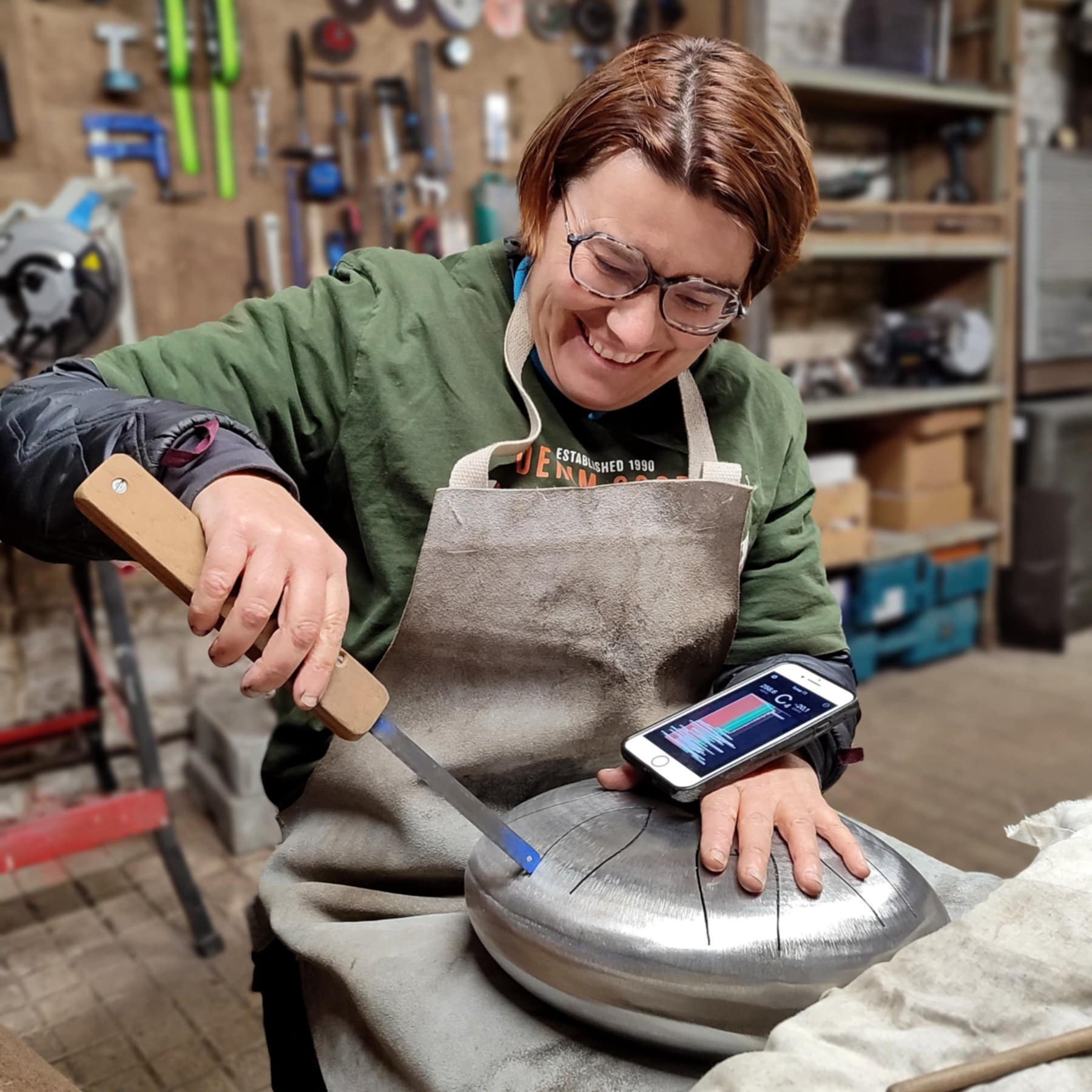 Stage de fabrication de tongue drum dans mon atelier, apprentissage de l'accordage avec le stagiaire
