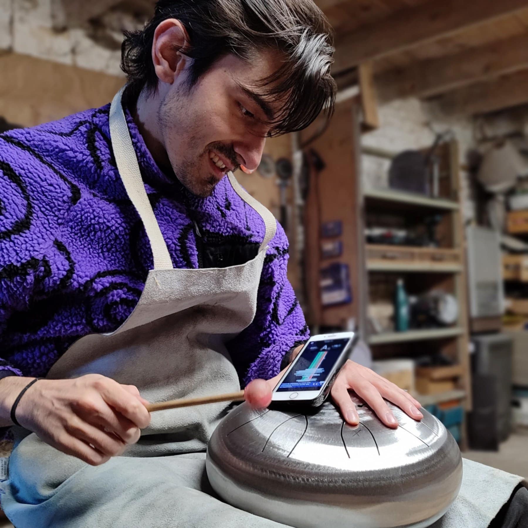 Stage de fabrication de tongue drum dans mon atelier, apprentissage de l'accordage avec le stagiaire
