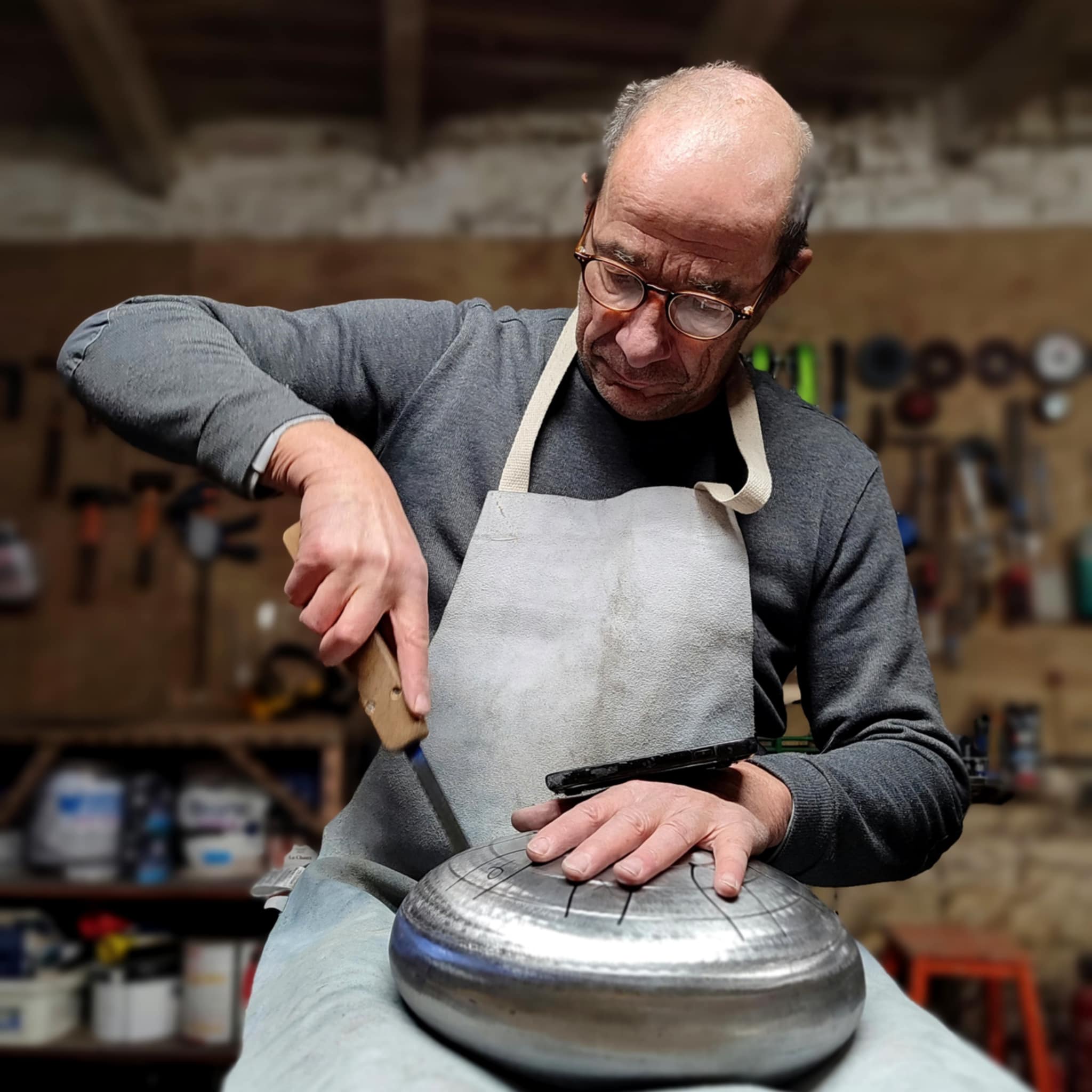 Stage de fabrication de tongue drum dans mon atelier, apprentissage de l'accordage avec le stagiaire