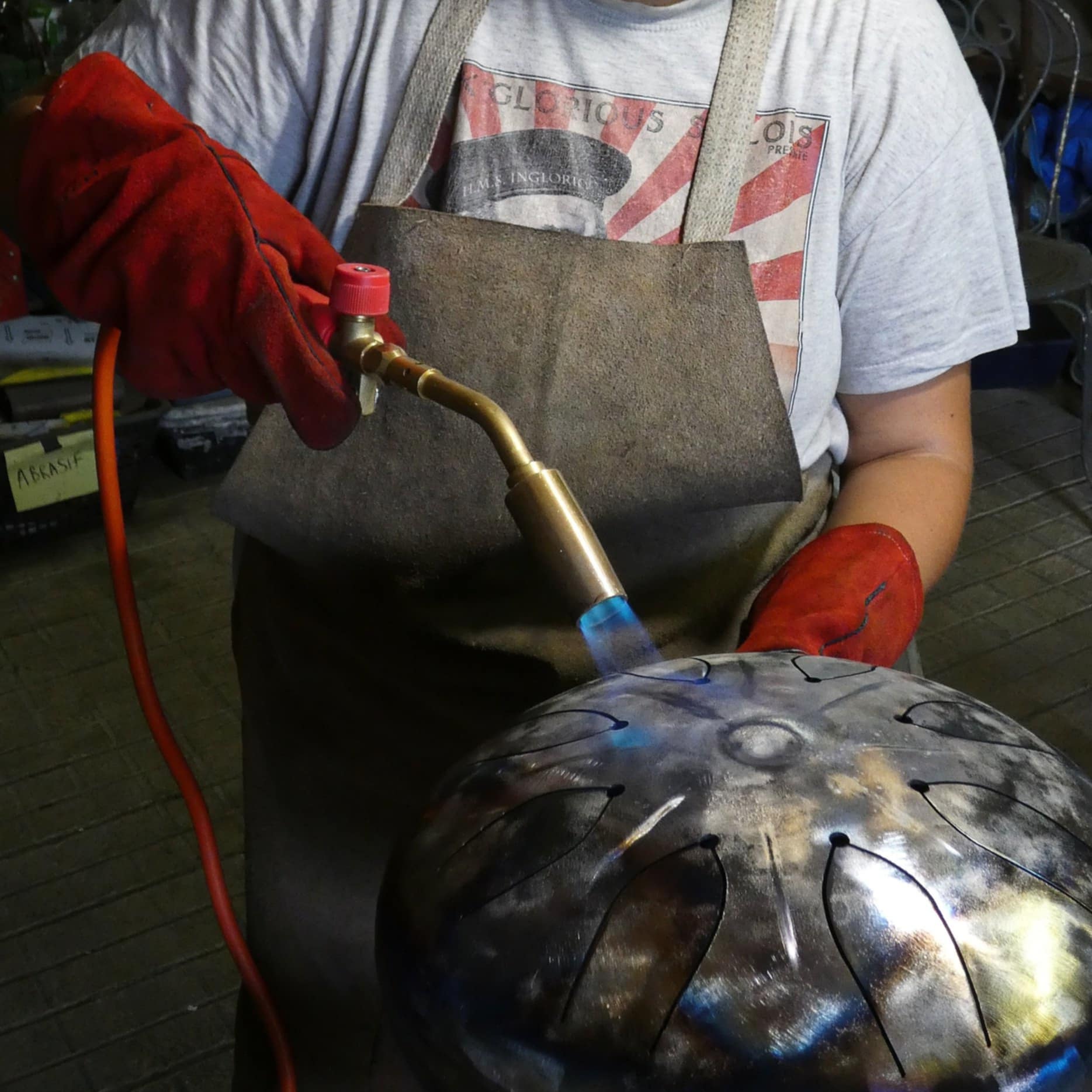 Stage de fabrication de tongue drum dans mon atelier, apprentissage de la coloration au chalumeau avec le stagiaire