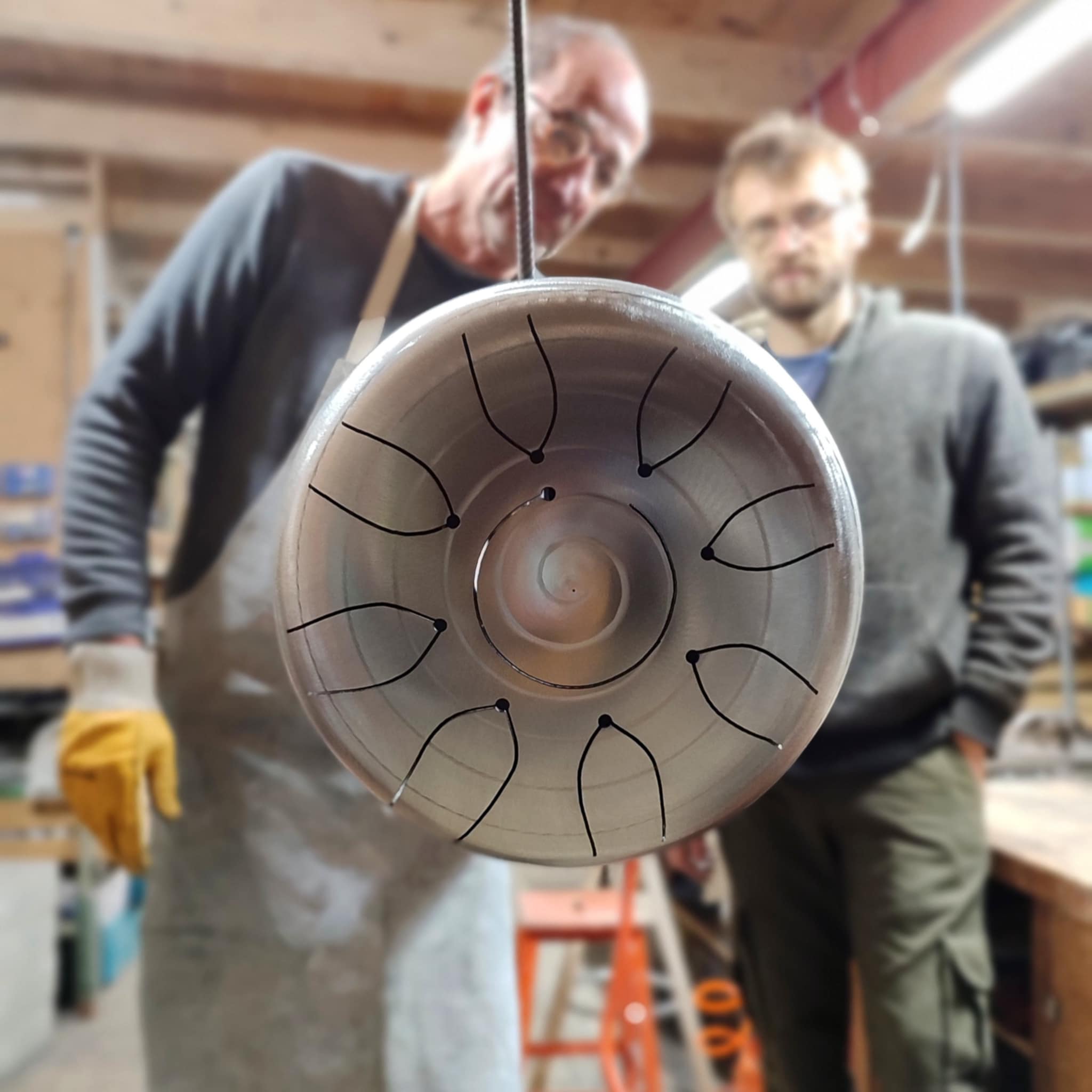 Stage de fabrication de tongue drum dans mon atelier, apprentissage de la coloration au chalumeau avec le stagiaire