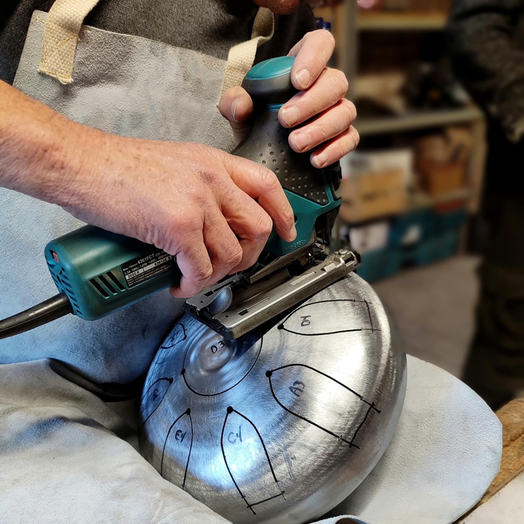Stage de fabrication de tongue drum dans mon atelier, apprentissage de la découpe des notes avec le stagiaire