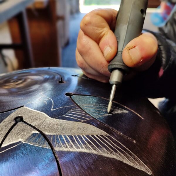 Stage de fabrication de tongue drum dans mon atelier, apprentissage de la gravure avec le stagiaire