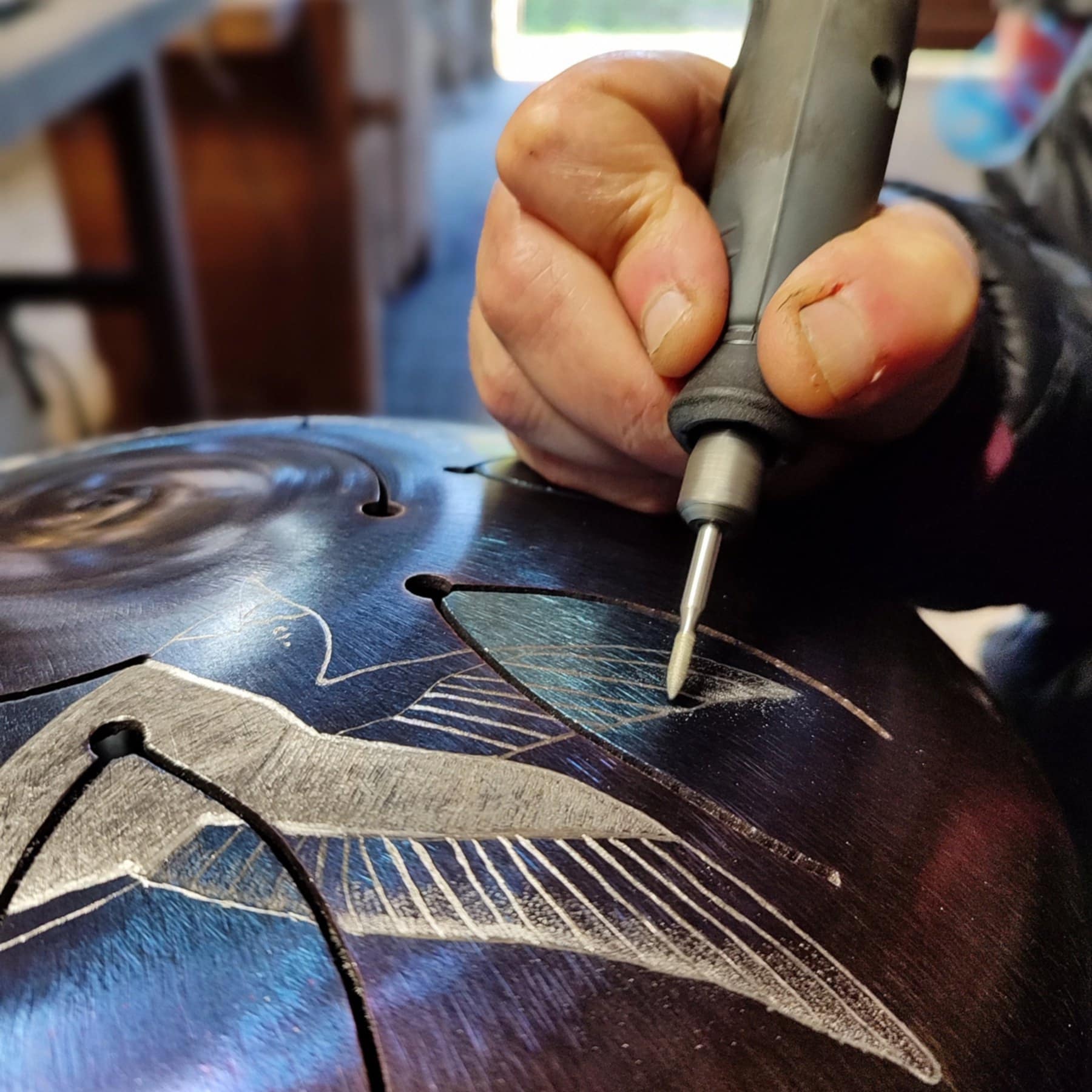 Stage de fabrication de tongue drum dans mon atelier, apprentissage de la gravure avec le stagiaire