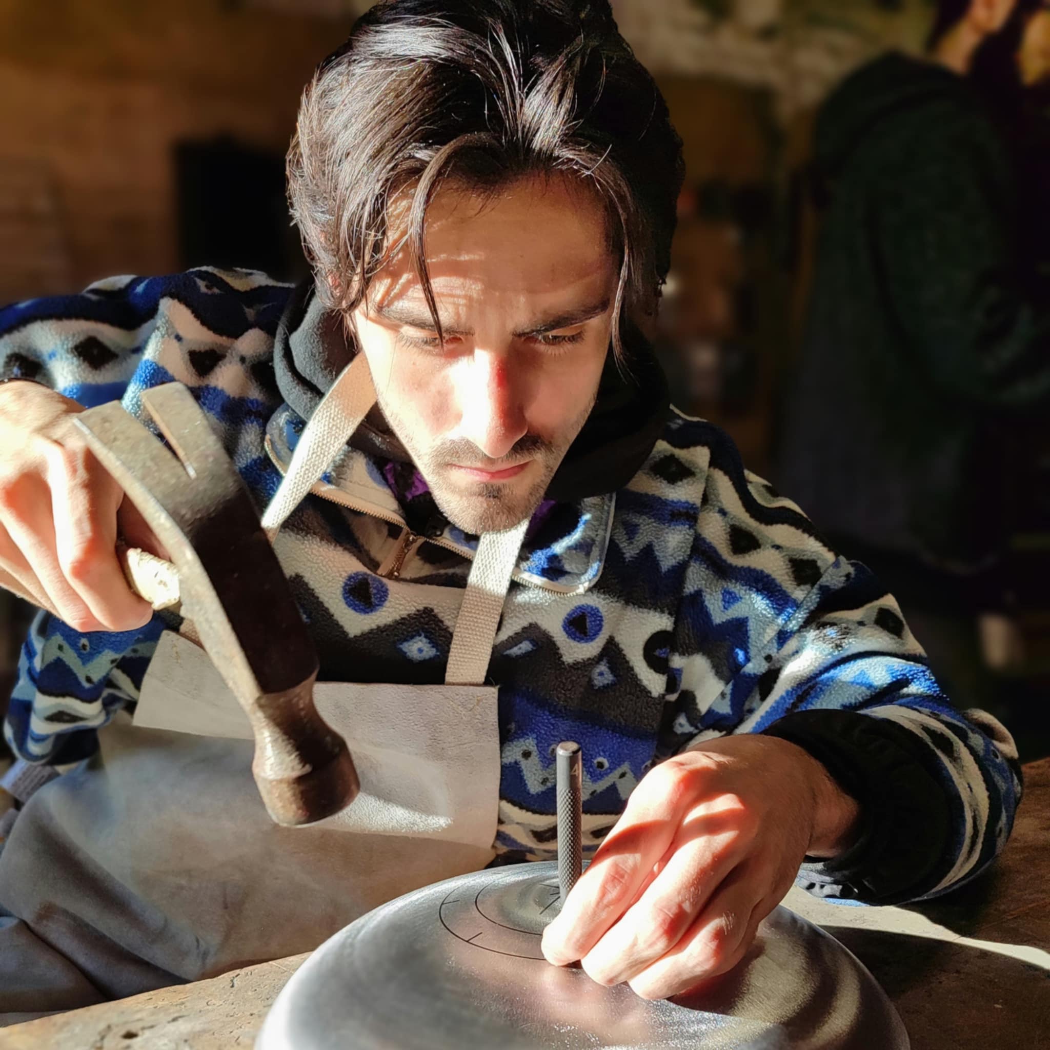 Stage de fabrication de tongue drum dans mon atelier, apprentissage du marquage au pointeau avec le stagiaire