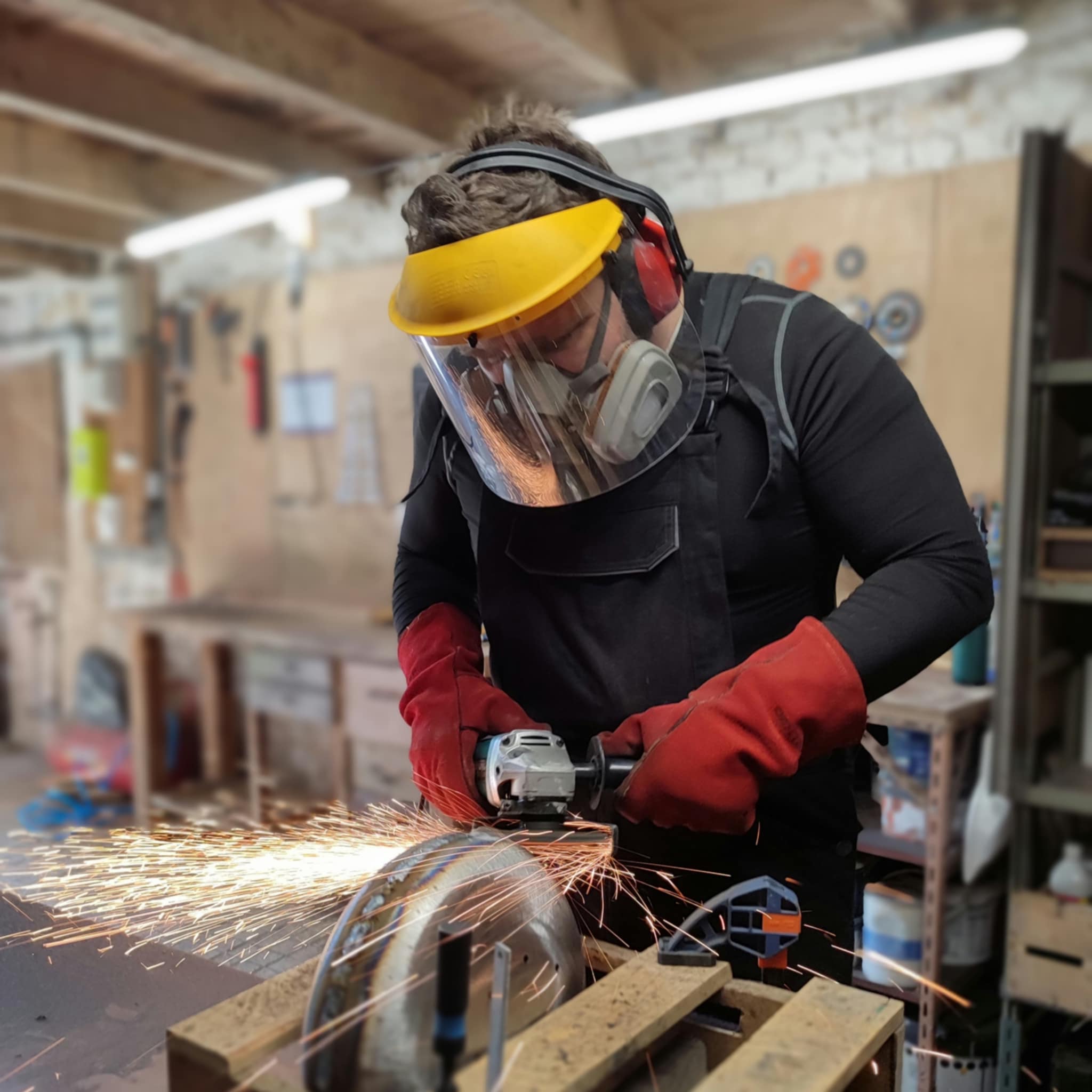 Stage de fabrication de tongue drum dans mon atelier, apprentissage du meulage des soudures avec le stagiaire