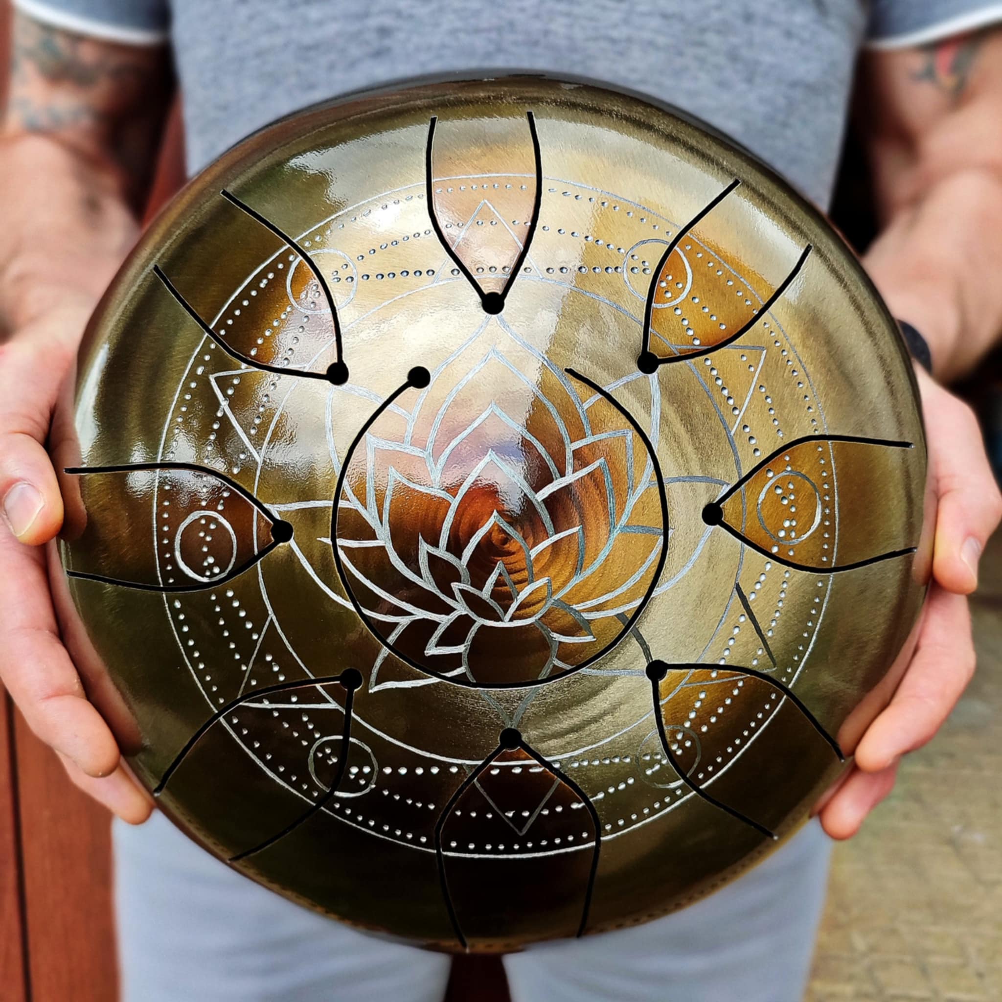 Stage de fabrication de tongue drum dans mon atelier, produit final, gravure d'une fleur de lotus