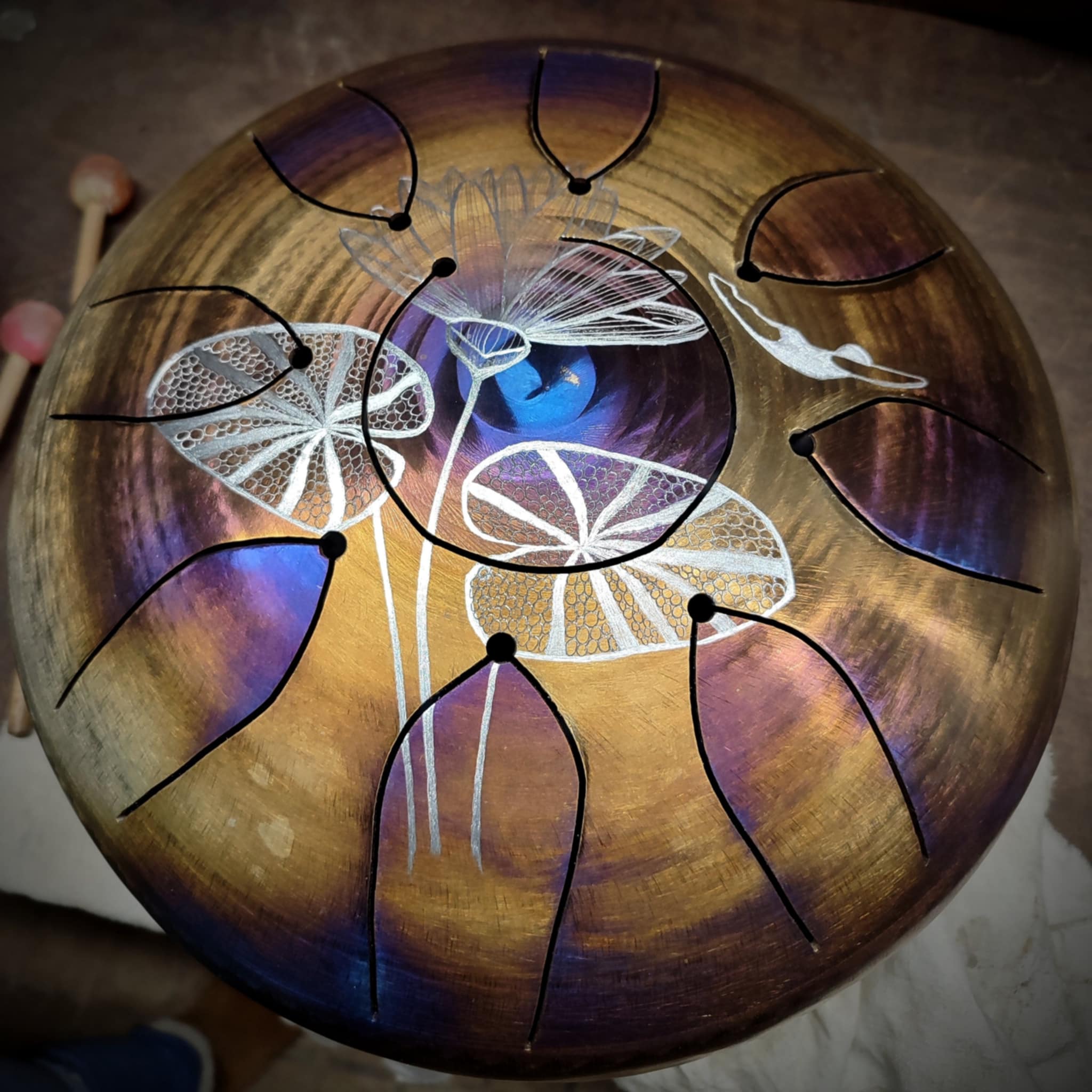 Stage de fabrication de tongue drum dans mon atelier, produit final, gravure d'une fleur et d'une plongeause