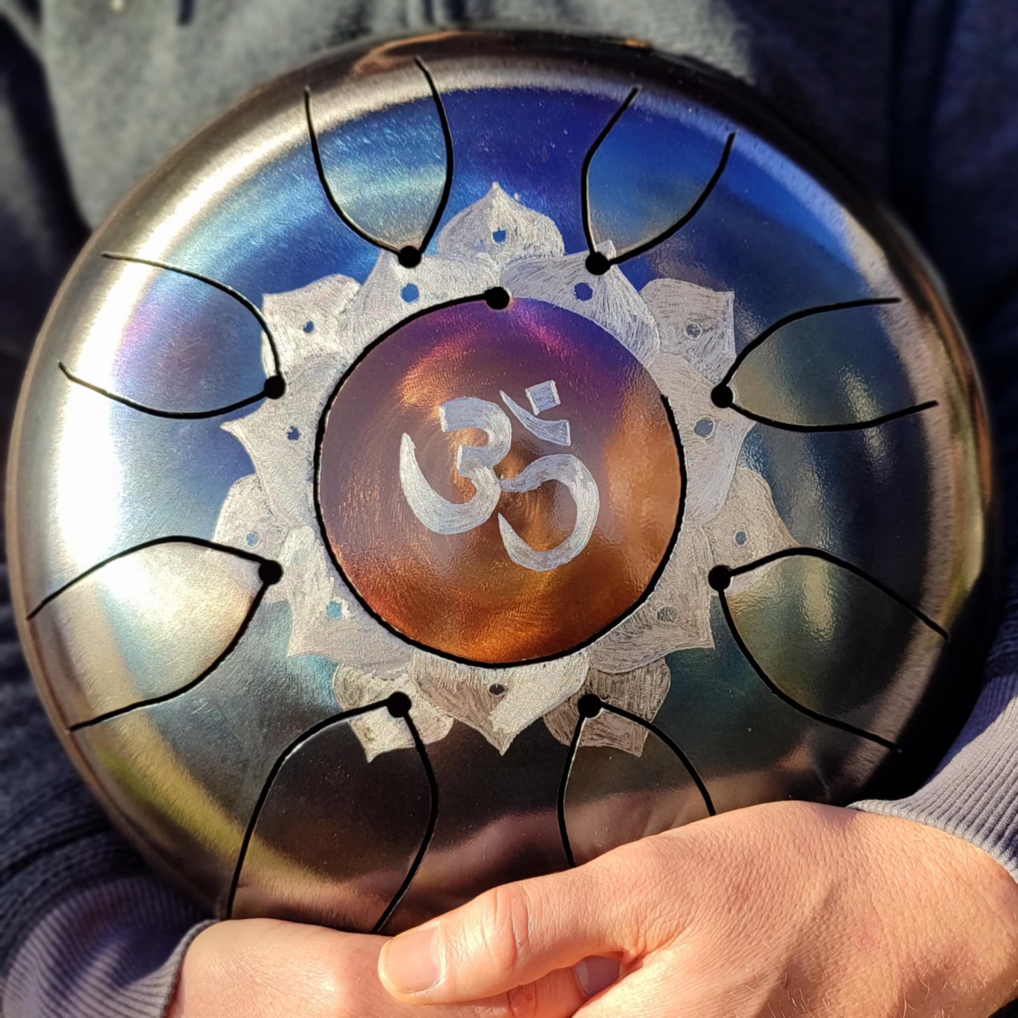 Stage de fabrication de tongue drum dans mon atelier, produit final, gravure d'un om et d'un mandala