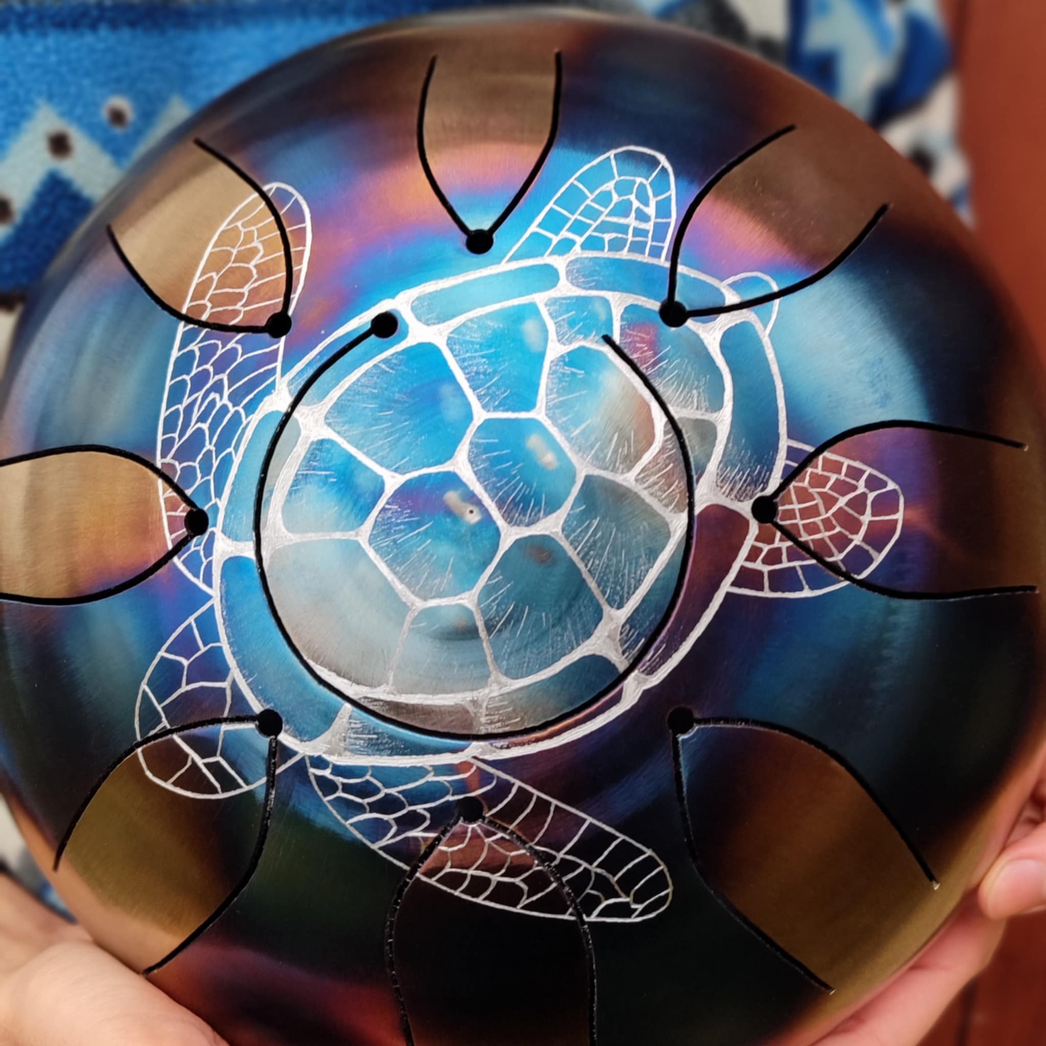 Stage de fabrication de tongue drum dans mon atelier, produit final, gravure d'une tortue