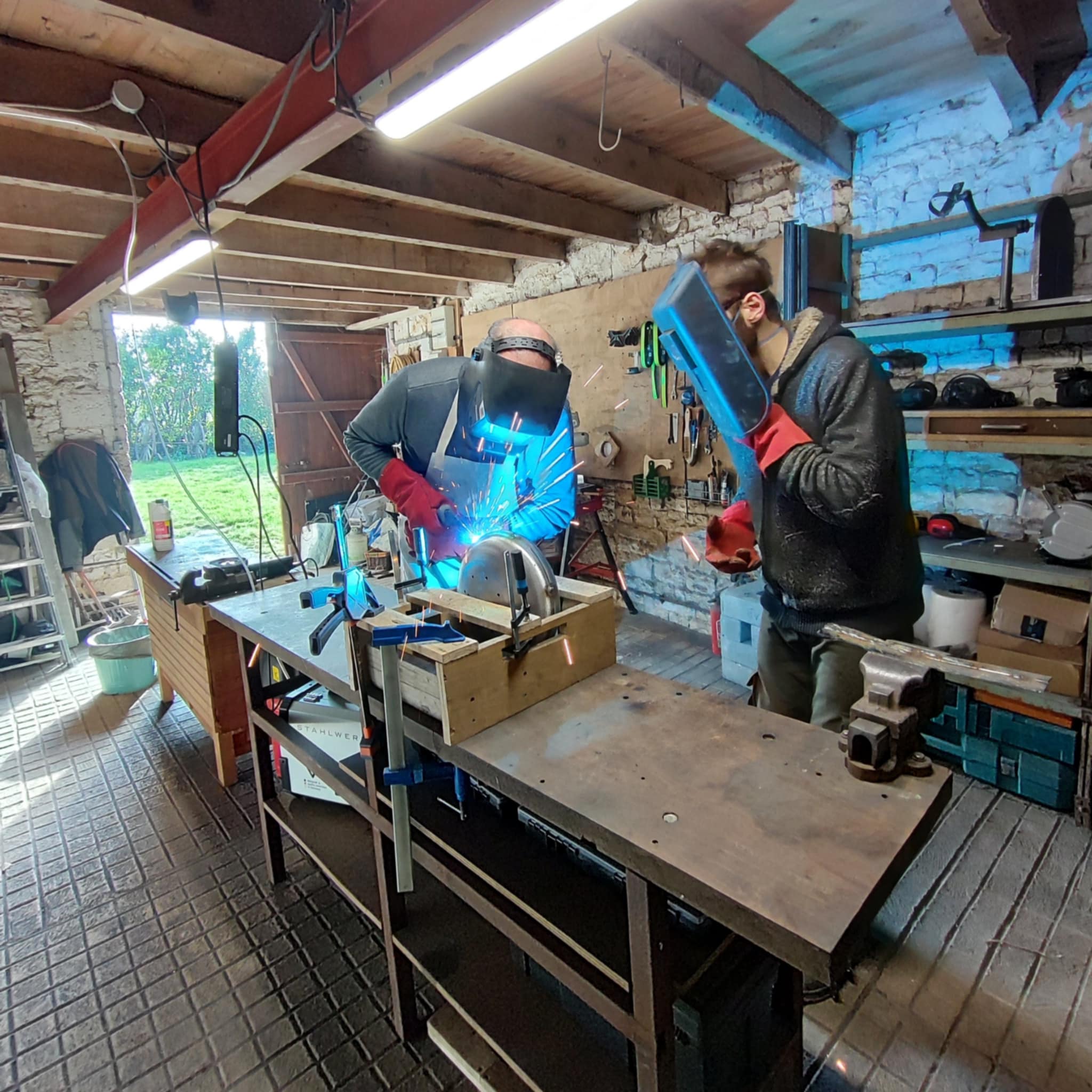 Stage de fabrication de tongue drum dans mon atelier, apprentissage de la soudure avec le stagiaire