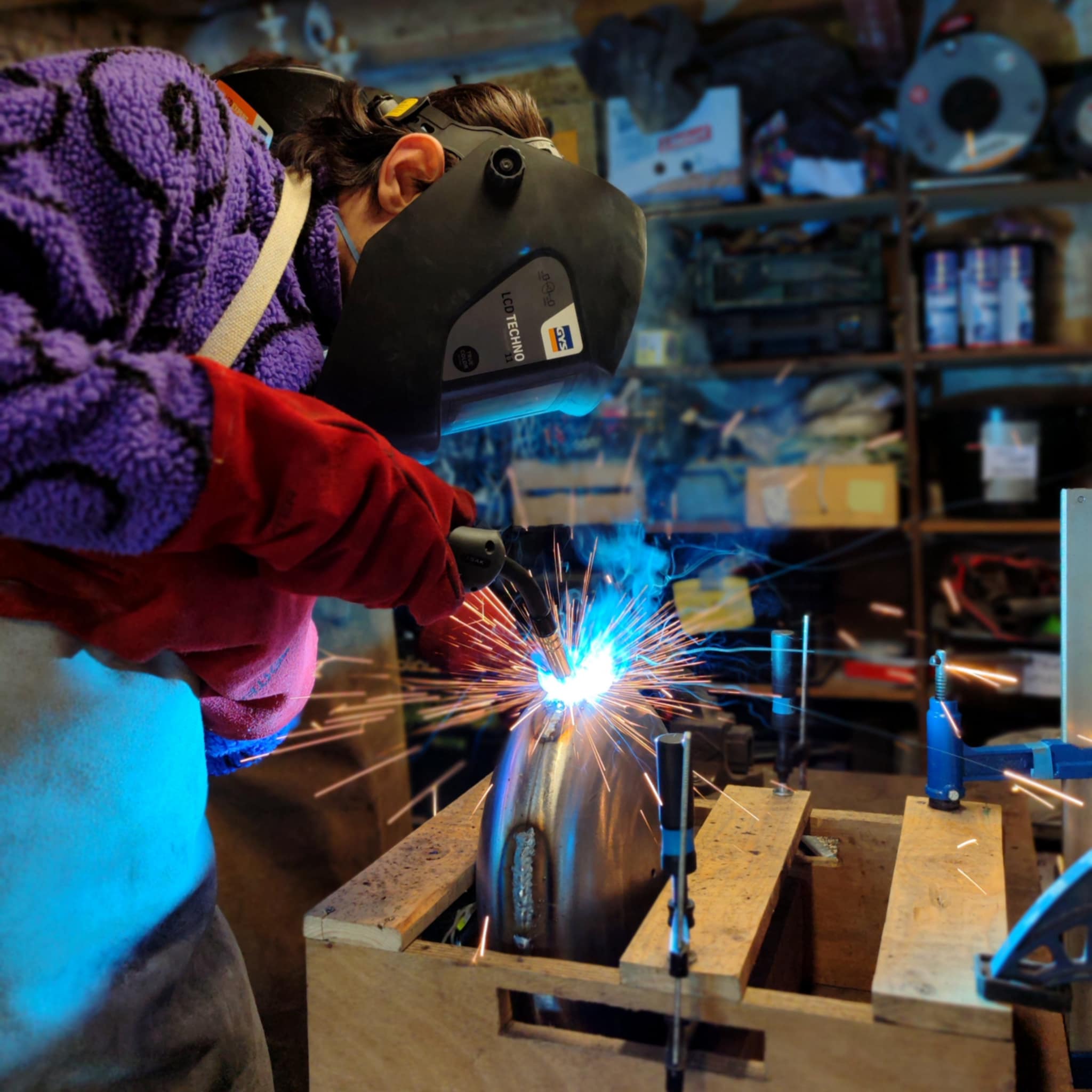 Stage de fabrication de tongue drum dans mon atelier, apprentissage de la soudure avec le stagiaire
