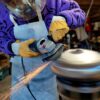 Stage de fabrication de tongue drum dans mon atelier, apprentissage du tournage à la meuleuse avec le stagiaire