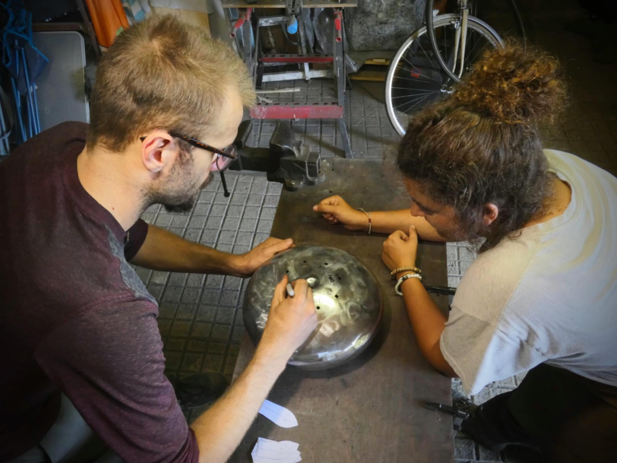 Stage de fabrication de tongue drum dans mon atelier, apprentissage du traçage avec le stagiaire