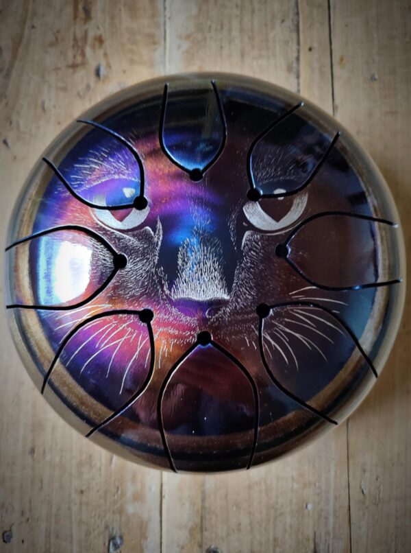 tongue-drum-artisanal-gravure-chat-2 Tongue drum artisanal fabriqué en France avec gravure chat