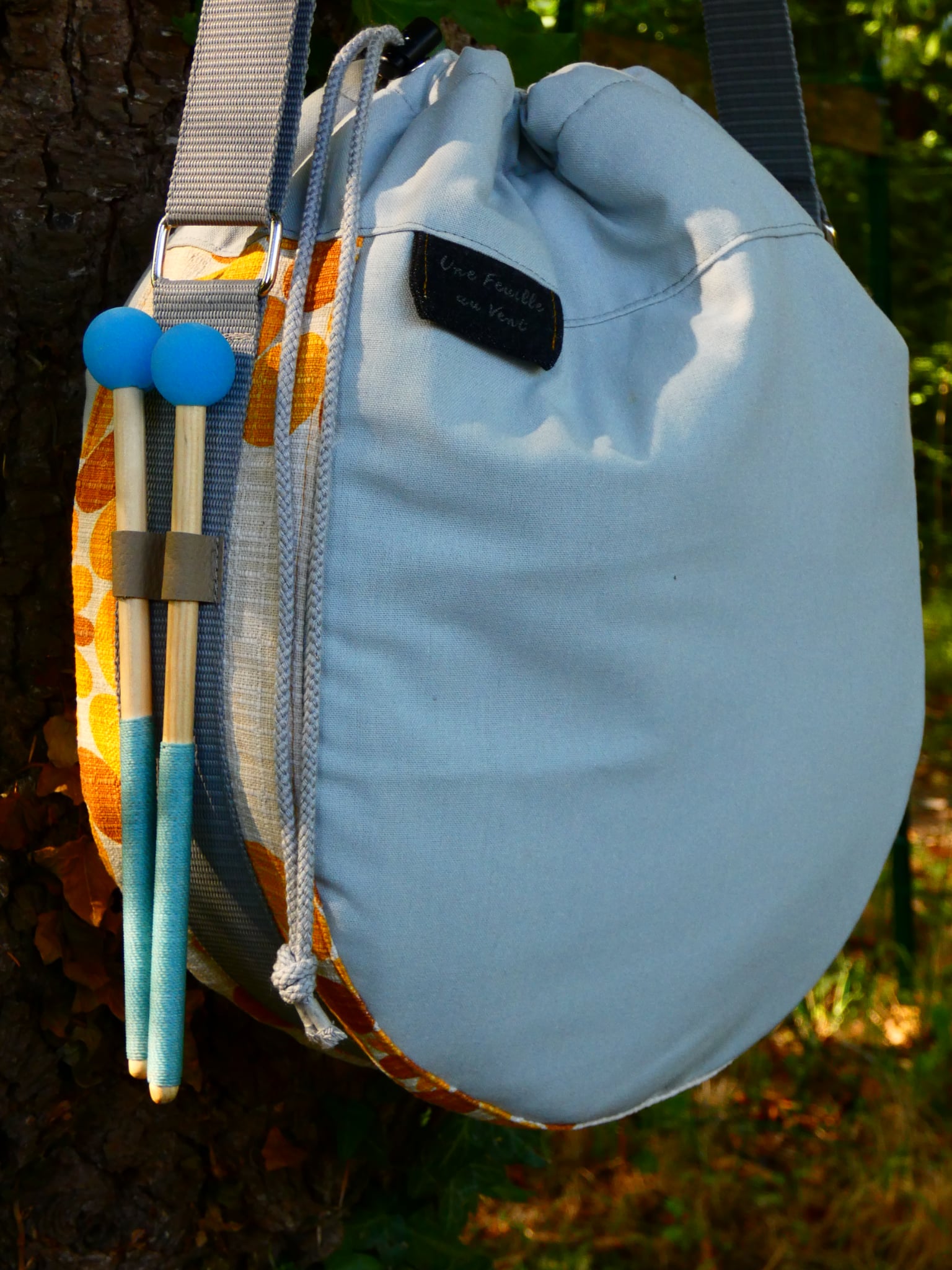 Housse de transport artisanale molletonnée "Bulles" en tissus pour tongue drum 30cm (vue extérieur)
