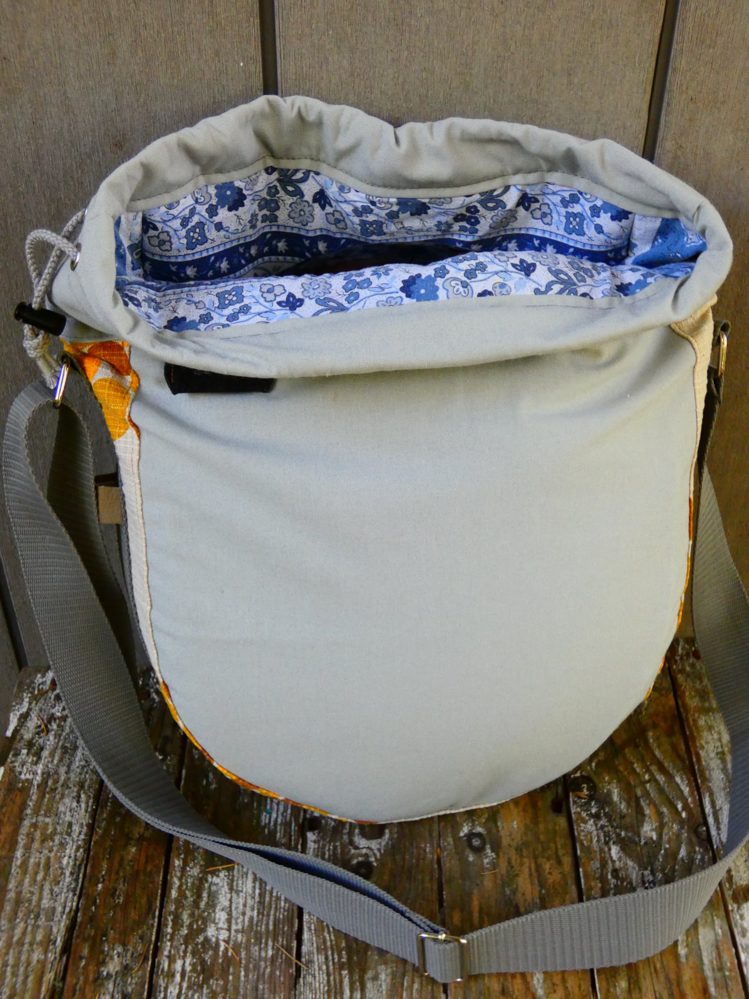 Housse de transport artisanale molletonnée "Bulles" en tissus pour tongue drum 30cm (vue intérieur)