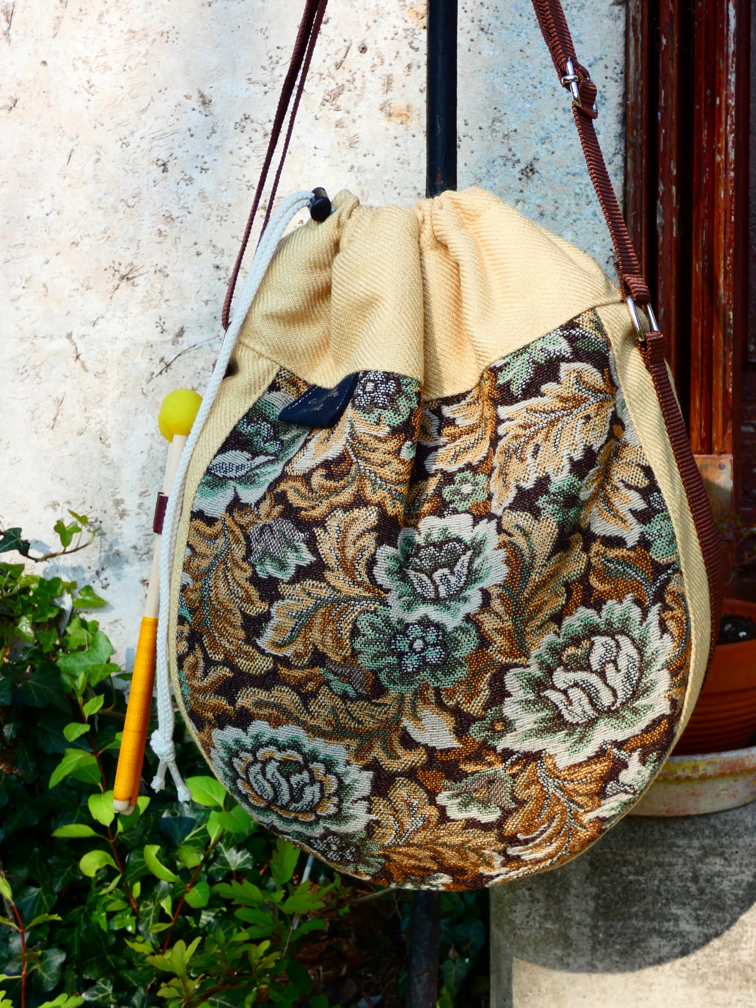 Housse de transport artisanale molletonnée "Rosace" en tissus pour tongue drum 30cm (vue extérieur)